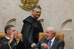 Flávio critica ligação de Lula para Dino em evento do governo