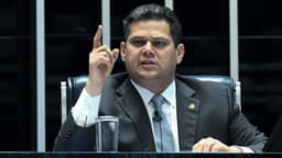 Alcolumbre critica “ameaça” de líder do PT sobre PEC da 6 X 1