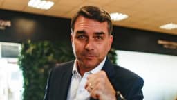 Ao vivo: Flávio comenta decisão de Moraes de proibir visita a Bolsonaro