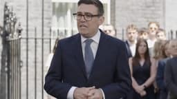 Andy Burnham toma posse como primeiro-ministro do Reino Unido