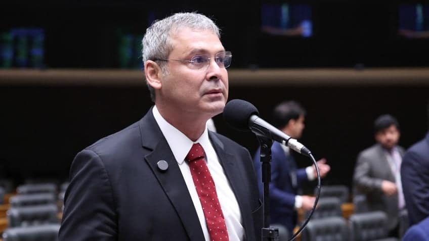 Lindbergh chama Flávio e Eduardo Bolsonaro de “traidores da pátria”