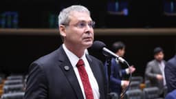 Lindbergh chama Flávio e Eduardo Bolsonaro de “traidores da pátria”