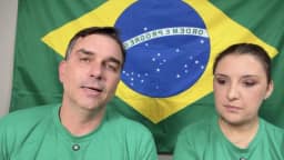 Flávio Bolsonaro promete celulares e internet de graça para mulheres