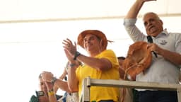 Flávio Bolsonaro é recebido por apoiadores em Alagoas e faz carreata