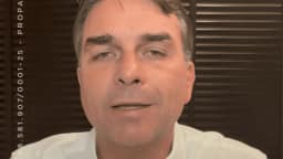 Ao vivo: após desistir de debate da "Globo", Flávio Bolsonaro faz live