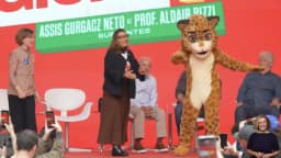 Janja e Gleisi dançam com “onça”, e Lula ri durante ato em Curitiba