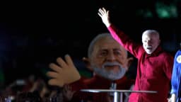 Brasil não comporta político que "fica de 4” para os EUA, diz Lula