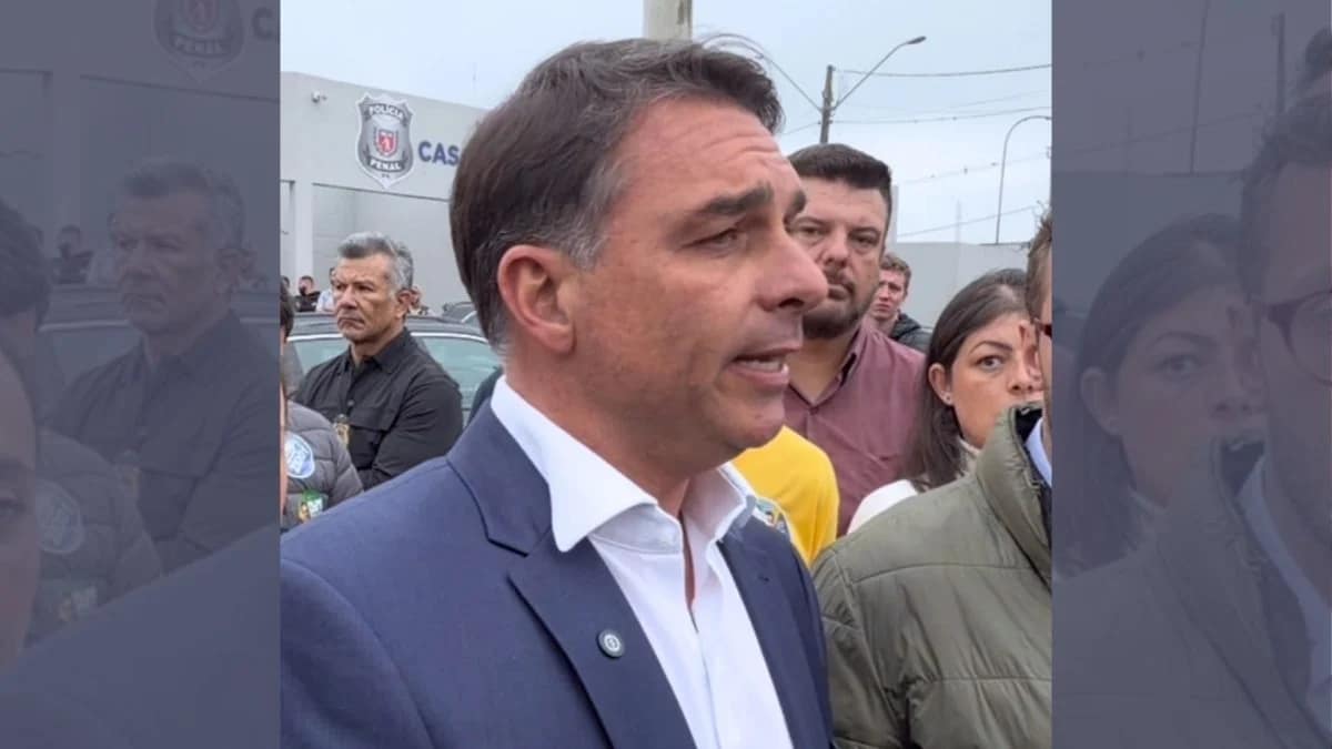 Flávio Bolsonaro pede saída de Alexandre de Moraes do STF em ato na Paulista