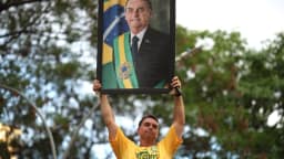 Flávio Bolsonaro confirma ida ao debate da Globo e desafia Lula