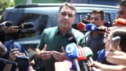 Bolsonaro está feliz com resultado do 1º turno, diz Flávio