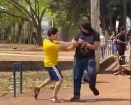 Militante de esquerda agride candidato de direita na UNB com “dedada”; VEJA VÍDEO