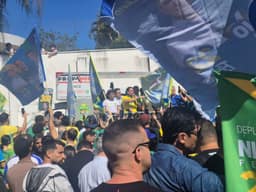 ELEIÇÕES: Flávio Bolsonaro afirma que já passou de Lula em pesquisa interna, VEJA