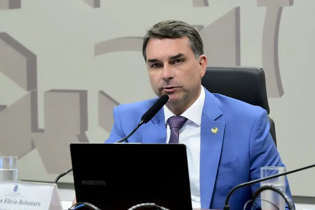 TSE aceita ação que pede cassação de Flávio Bolsonaro por ato em Barretos
