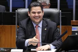 Antes das mensagens de “meu amor” e “irmão”: Alcolumbre negou ter recebido dinheiro de Vorcaro