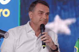 Flávio associa dívidas de brasileiros por apostas online a Lula: “Sua dívida com o Tigrinho é culpa do Lula”