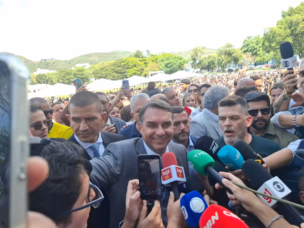 Flávio Bolsonaro promete proibir “jogo do Tigrinho” e cassino online caso seja eleito, mas manter apostas esportivas