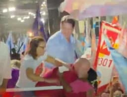 Janja interrompe abraço de Lula com eleitora durante ato de campanha; VEJA VÍDEO