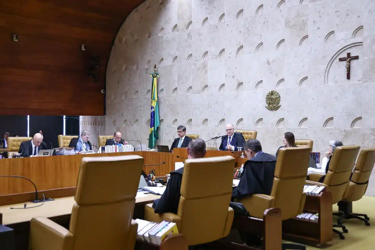 Edson Fachin suspende ordens de Flávio Dino e André Mendonça sobre Polícia Federal