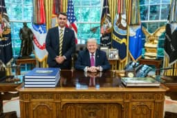 Aliado de Trump afirma que governo dos EUA autorizou asilo político a Flávio Bolsonaro