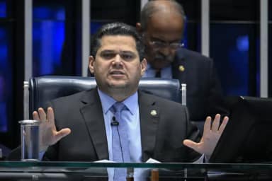 Davi Alcolumbre recebe apoio de União Brasil e PP e diz ter 48 votos para reeleição