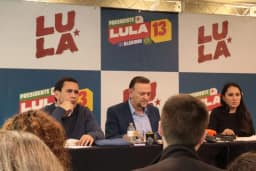 Telefonema de Lula interrompe coletiva do PT na reta final do primeiro turno