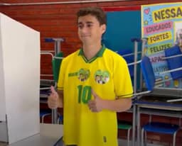 Nikolas Ferreira vota em Belo Horizonte acompanhado da família; Veja vídeo