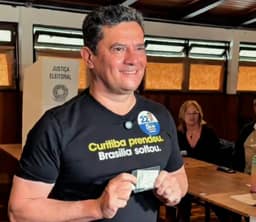 Sergio Moro vota com camiseta em defesa da Lava Jato e prevê vitória de Flávio