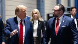 Conselheiro de Trump publica discurso de Flávio Bolsonaro em inglês após resultado eleitoral