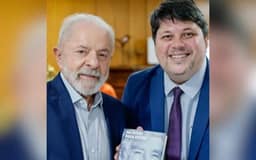 Jornalista brasileiro crítico de Milei é impedido de entrar na Argentina e recebe veto de cinco anos