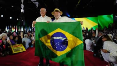 André Mendonça, do TSE, manda remover 16 posts falsos sobre Lula e a bandeira