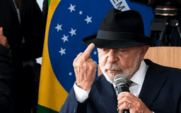 Lula mostra dedo do meio durante evento oficial no Planalto