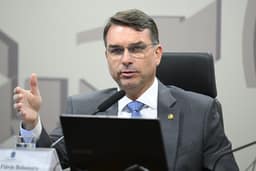 Flávio Bolsonaro anuncia nome de seu ministro da Saúde caso vença as eleições