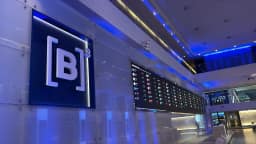 Ibovespa derrete 13,9% em pregão pós-reeleição de Lula; dólar tem maior alta diária desde 1999