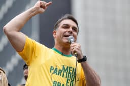 Os políticos que ajudaram a bombar a fake news contra Flávio sobre Nossa Senhora