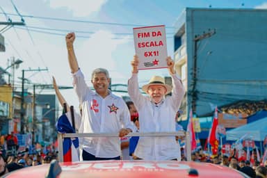 Lula caminha no bairro da Liberdade e promete chip e terra rara na Bahia