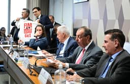 CCJ aprova fim da escala 6×1, que segue ao plenário do Senado