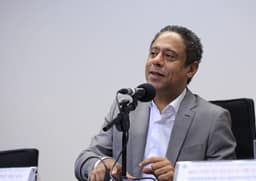 Orlando Silva ironiza Flávio Bolsonaro por se inspirar no governo Milei
