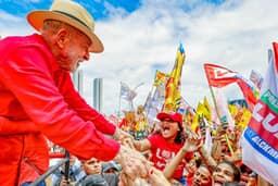 A 3 dias da eleição, Lula vai a 42% e mantém vantagem sobre Flávio, diz Datafolha