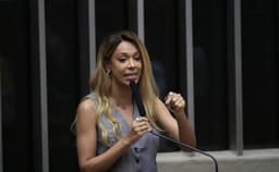 Mendonça recua e libera publicação de Erika Hilton sobre Flávio Bolsonaro e Nossa Senhora