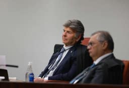 Fux derruba decisão de Dino e suspende posts envolvendo Flávio Bolsonaro e Nossa Senhora