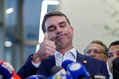 Moraes barra tentativa de Flávio Bolsonaro de interferir em inquérito por calúnia contra Lula
