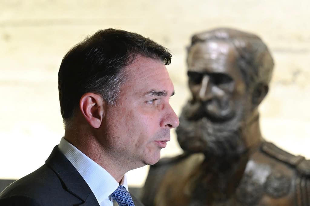 Deputados do PSOL e Rede pedem investigação contra Flávio Bolsonaro por interferência dos EUA no Brasil