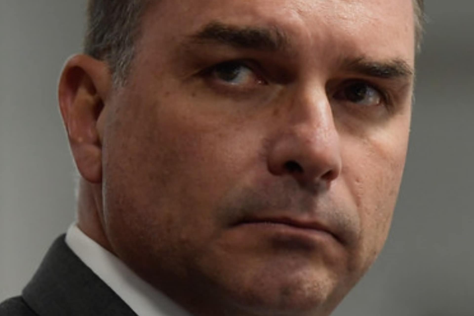 Alvo da PF por fraude no INSS é irmão de sócia de Flávio Bolsonaro