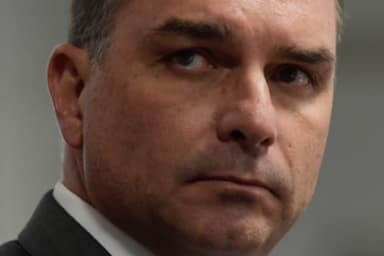 Alvo da PF por fraude no INSS é irmão de sócia de Flávio Bolsonaro
