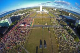 45% dos brasileiros dizem ser de direita, 29% de esquerda e 5% de centro