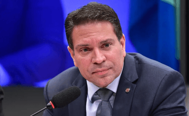 Foragido nos EUA, Alexandre Ramagem aparece em lista de pagamento de bicheiro