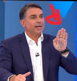 Flávio Bolsonaro imita o pai e leva “cola” na mão para sabatina no Jornal Nacional