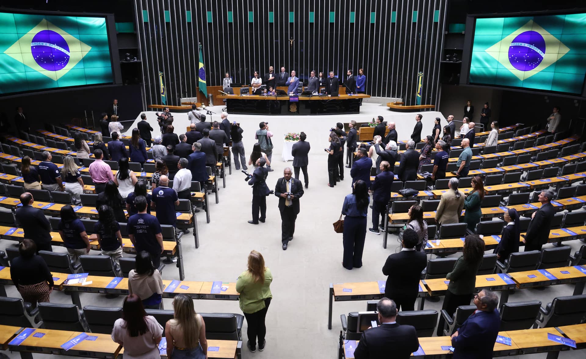 Partidos repassam metade da verba pública a 7,4% dos candidatos a deputado federal