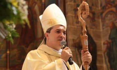 Flávio Bolsonaro acusa a CNBB de ajudar o PT com desinformação e é criticado por bispo, Caiado e Messias