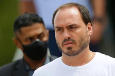 Carlos Bolsonaro empata com Amin atrás de Carol de Toni no Senado em Santa Catarina